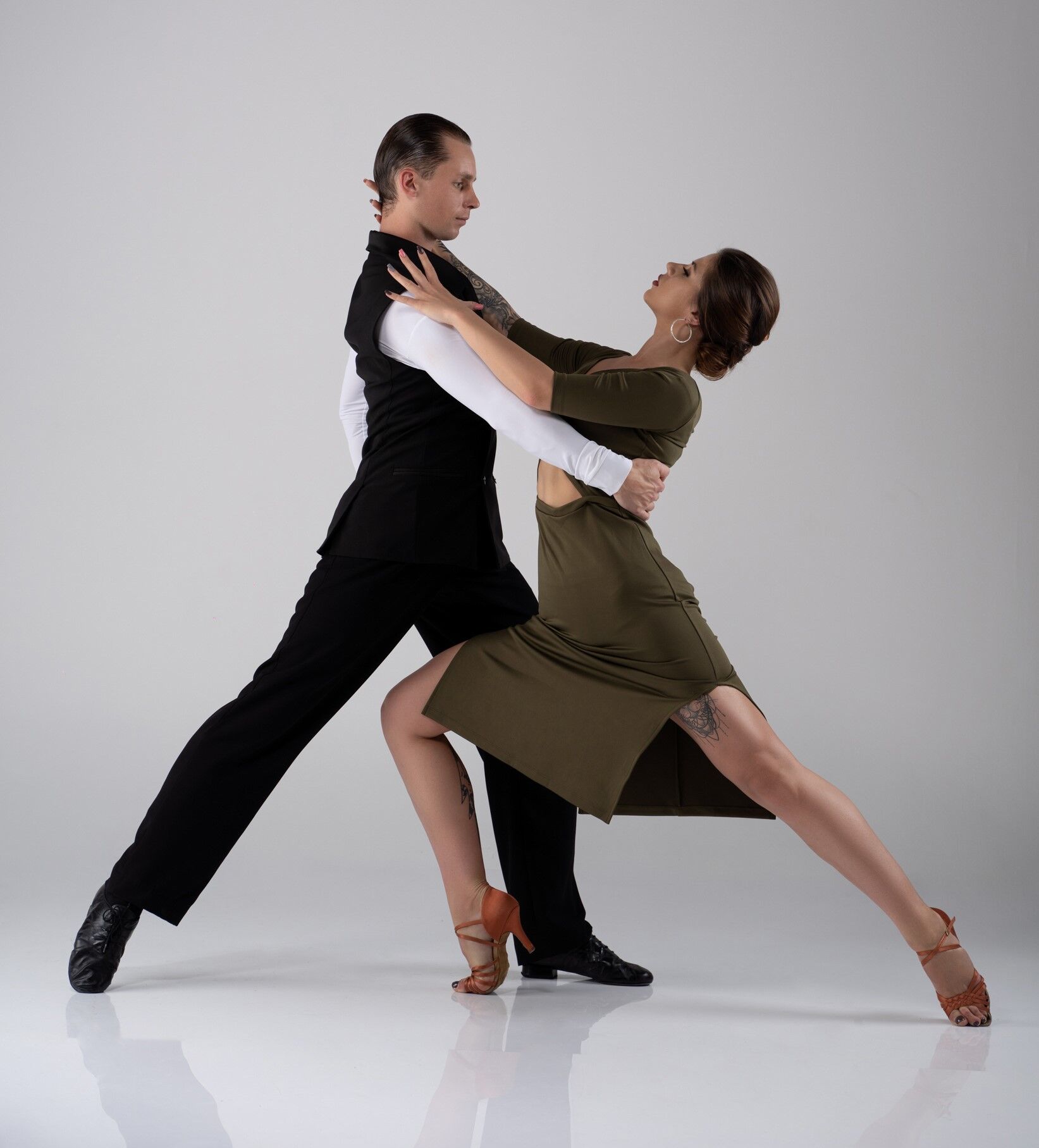 Flexible young modern dance couple posing in studio. Stock Photo by  ©vova130555@gmail.com 226388902